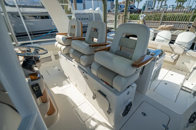 Slide: The Image of Boston Whaler 420 Outrage 2025 - 20