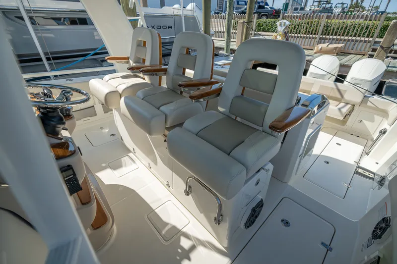 Slide: The Image of Boston Whaler 420 Outrage 2025 - 21
