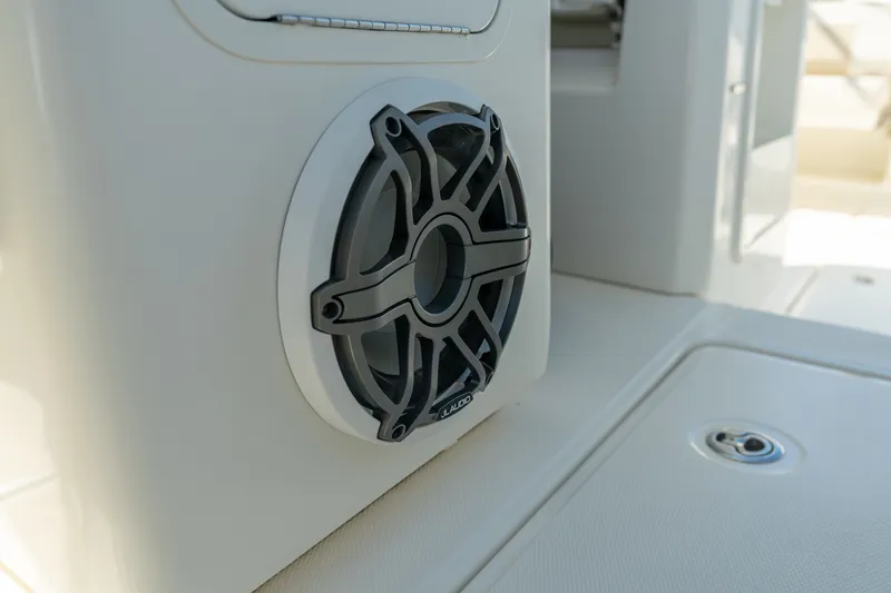 Slide: The Image of Boston Whaler 420 Outrage 2025 - 22