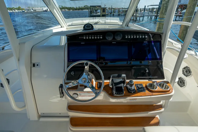 Slide: The Image of Boston Whaler 420 Outrage 2025 - 24