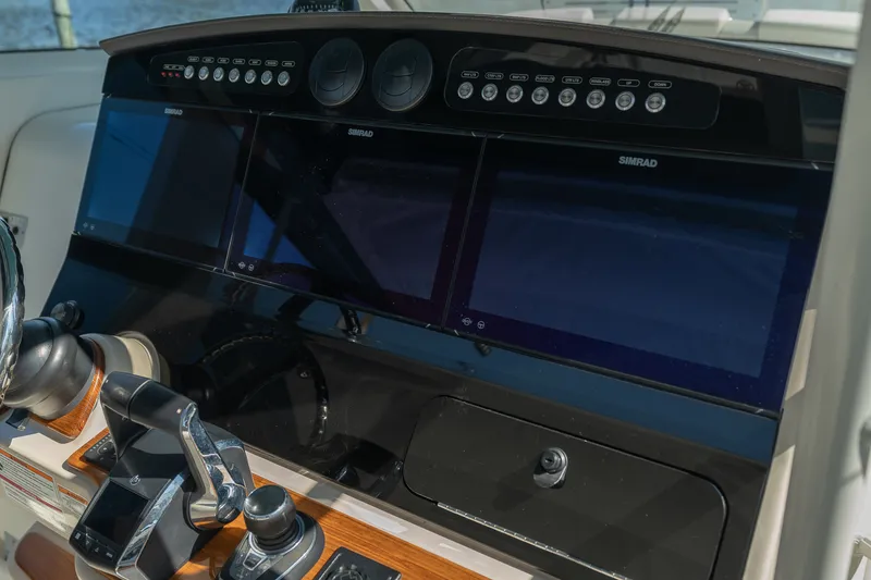 Slide: The Image of Boston Whaler 420 Outrage 2025 - 25