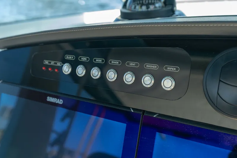 Slide: The Image of Boston Whaler 420 Outrage 2025 - 26