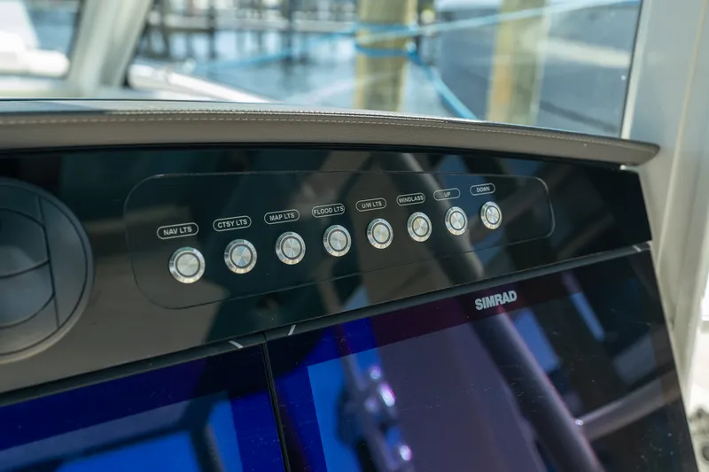 Slide: The Image of Boston Whaler 420 Outrage 2025 - 27