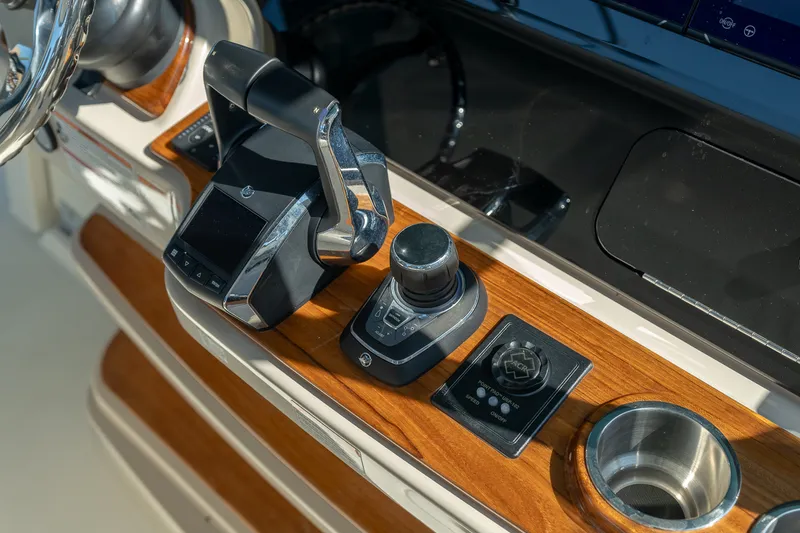 Slide: The Image of Boston Whaler 420 Outrage 2025 - 28