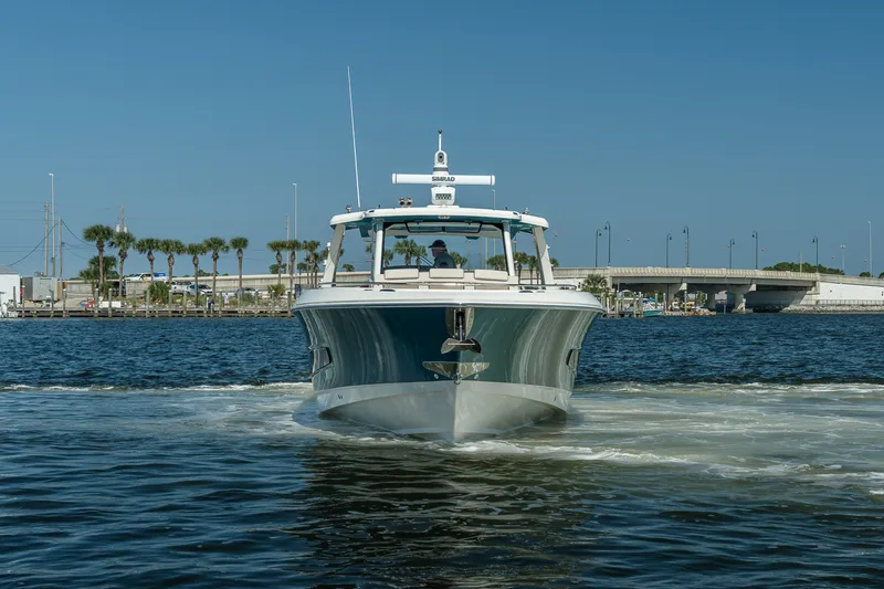 Slide: The Image of Boston Whaler 420 Outrage 2025 - 3