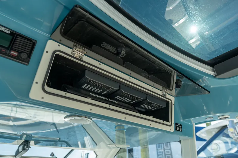 Slide: The Image of Boston Whaler 420 Outrage 2025 - 32