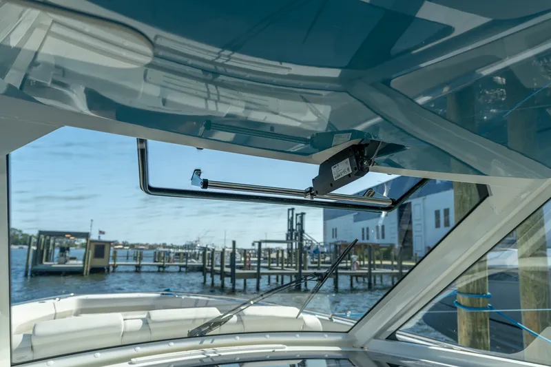 Slide: The Image of Boston Whaler 420 Outrage 2025 - 34