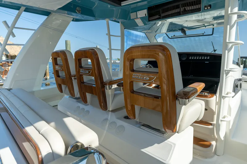 Slide: The Image of Boston Whaler 420 Outrage 2025 - 36