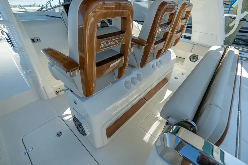 Slide: The Image of Boston Whaler 420 Outrage 2025 - 37