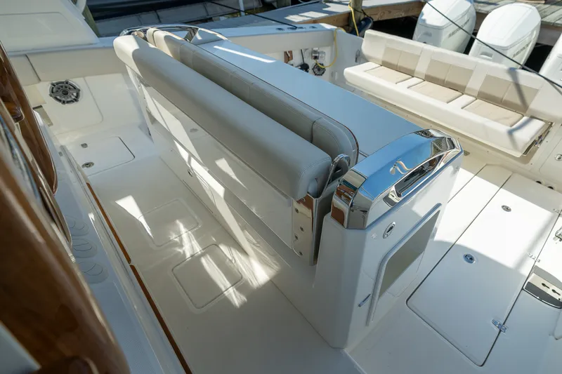 Slide: The Image of Boston Whaler 420 Outrage 2025 - 38