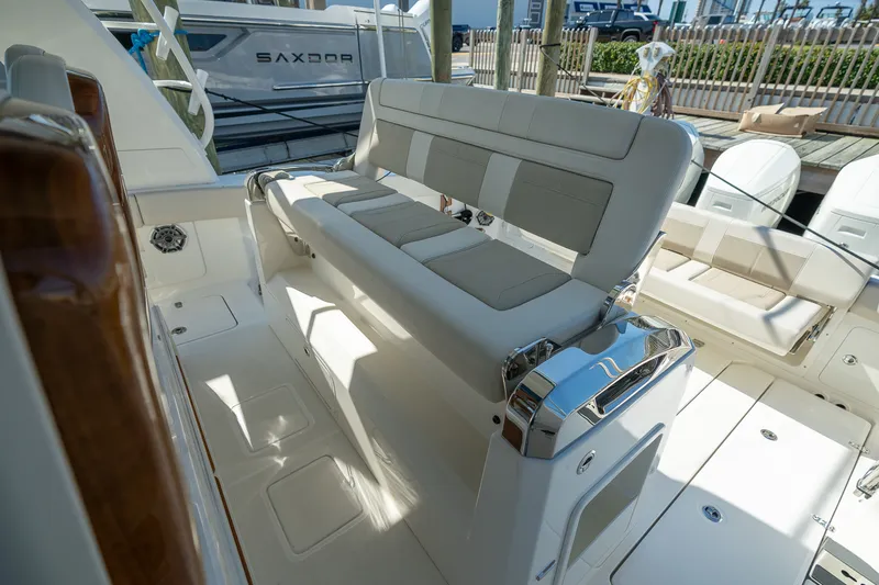 Slide: The Image of Boston Whaler 420 Outrage 2025 - 39