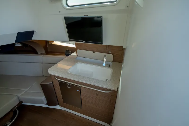 Slide: The Image of Boston Whaler 420 Outrage 2025 - 42