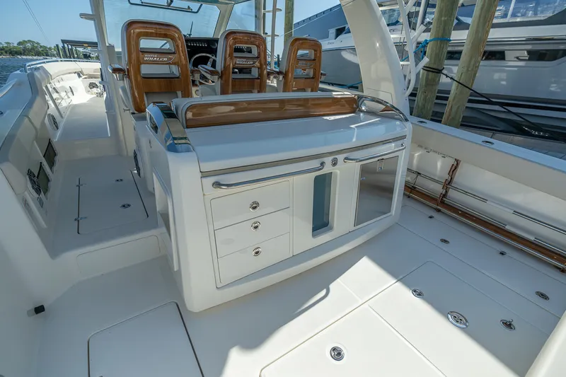 Slide: The Image of Boston Whaler 420 Outrage 2025 - 46
