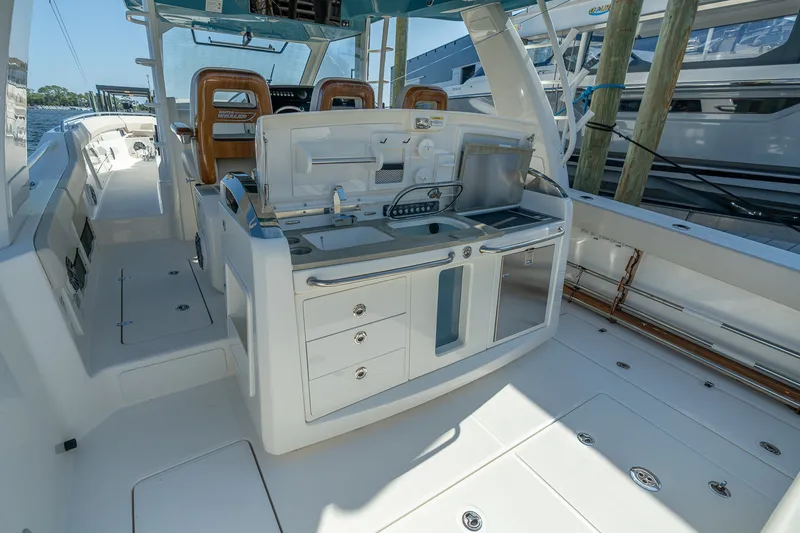 Slide: The Image of Boston Whaler 420 Outrage 2025 - 47