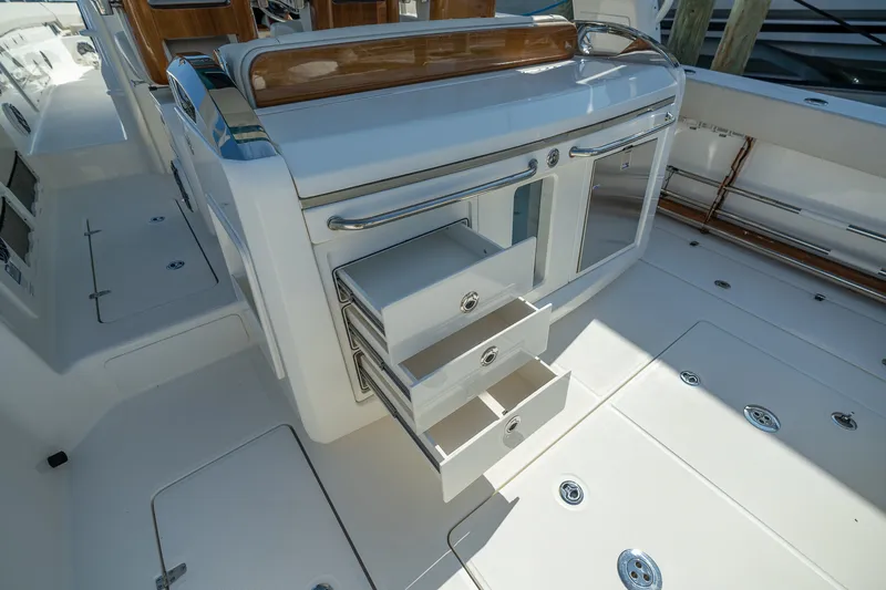 Slide: The Image of Boston Whaler 420 Outrage 2025 - 49