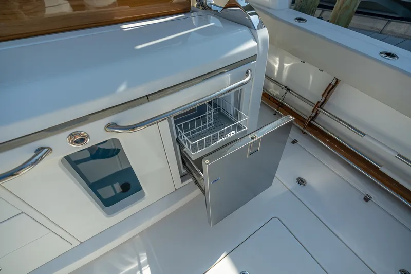 Slide: The Image of Boston Whaler 420 Outrage 2025 - 50
