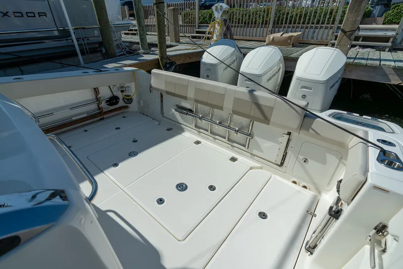 Slide: The Image of Boston Whaler 420 Outrage 2025 - 51