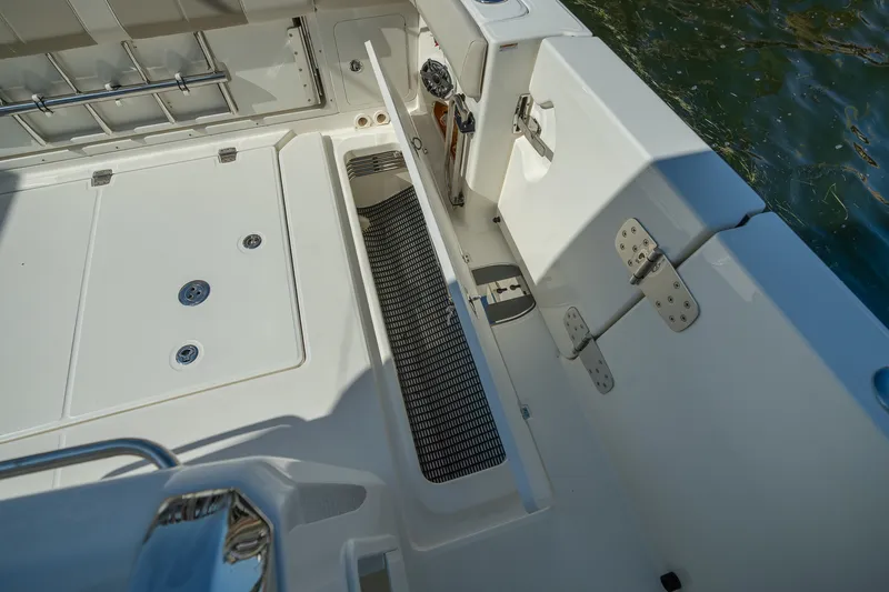 Slide: The Image of Boston Whaler 420 Outrage 2025 - 54