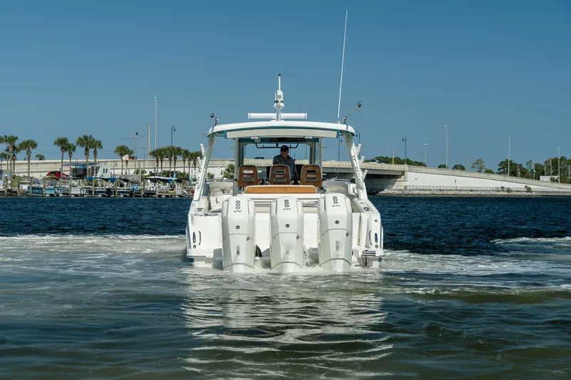 Slide: The Image of Boston Whaler 420 Outrage 2025 - 6