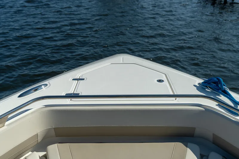 Slide: The Image of Boston Whaler 420 Outrage 2025 - 9