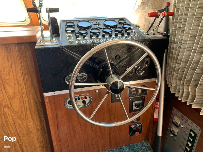 Slide: The Image of Tollycraft 34 Tri-Cabin 1981 - 8995127