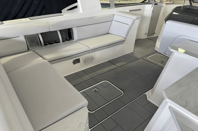 Slide: The Image of Aviara AV32 Outboard 2025 - 11