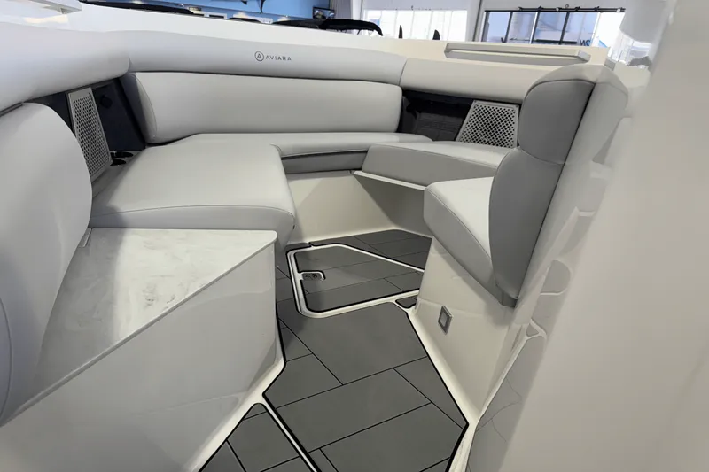 Slide: The Image of Aviara AV32 Outboard 2025 - 4