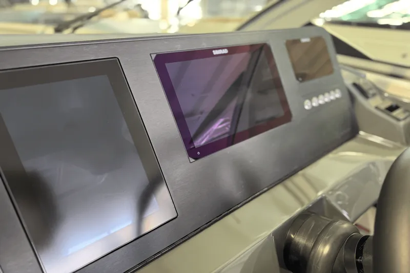 Slide: The Image of Aviara AV32 Outboard 2025 - 5