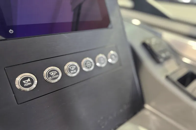 Slide: The Image of Aviara AV32 Outboard 2025 - 7