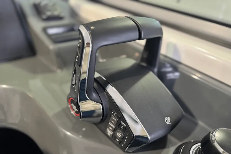 Slide: The Image of Aviara AV32 Outboard 2025 - 8