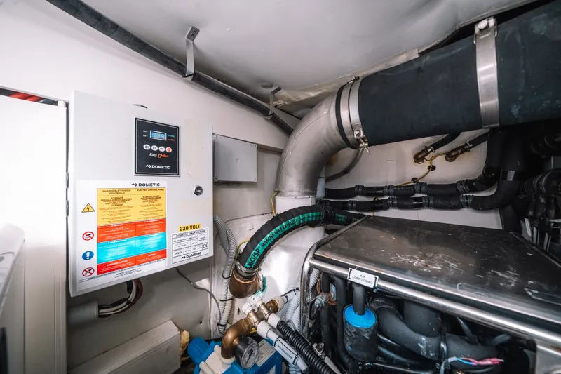 Slide: The Image of Azimut 50 FLY 2022 - 10