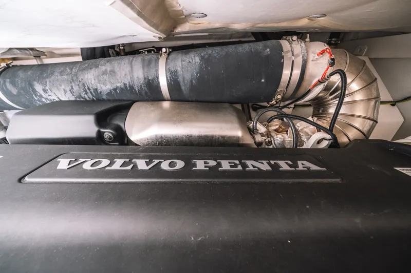 Slide: The Image of Azimut 50 FLY 2022 - 12