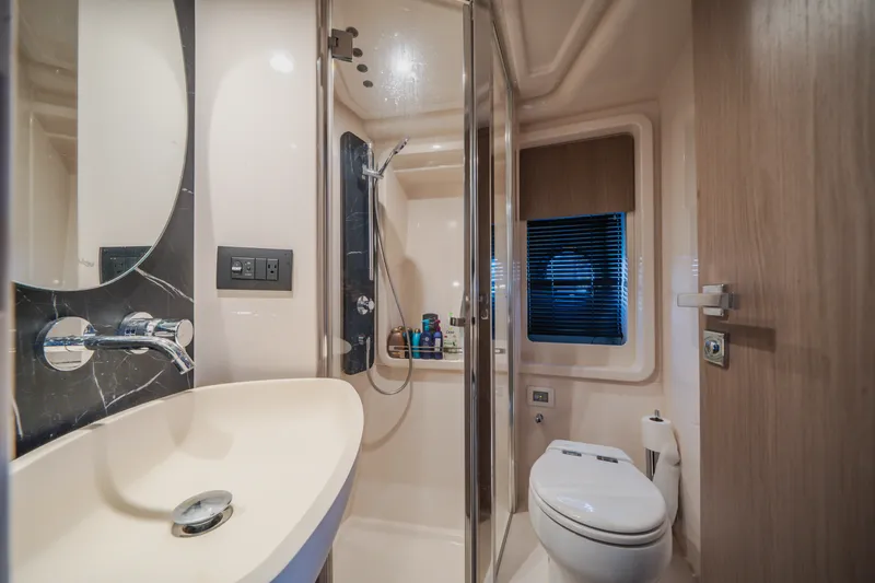 Slide: The Image of Azimut 50 FLY 2022 - 14