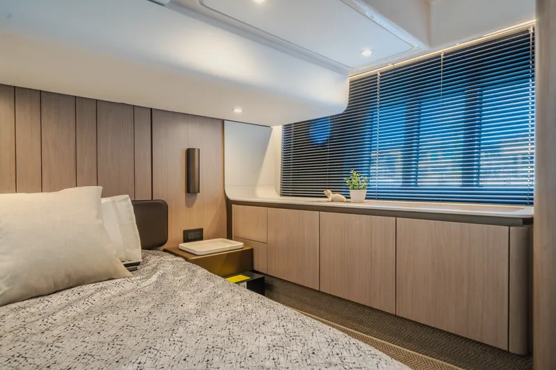 Slide: The Image of Azimut 50 FLY 2022 - 17