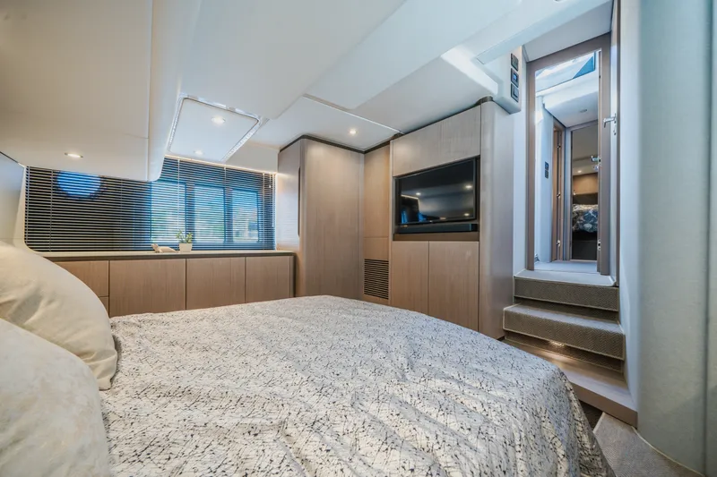 Slide: The Image of Azimut 50 FLY 2022 - 19