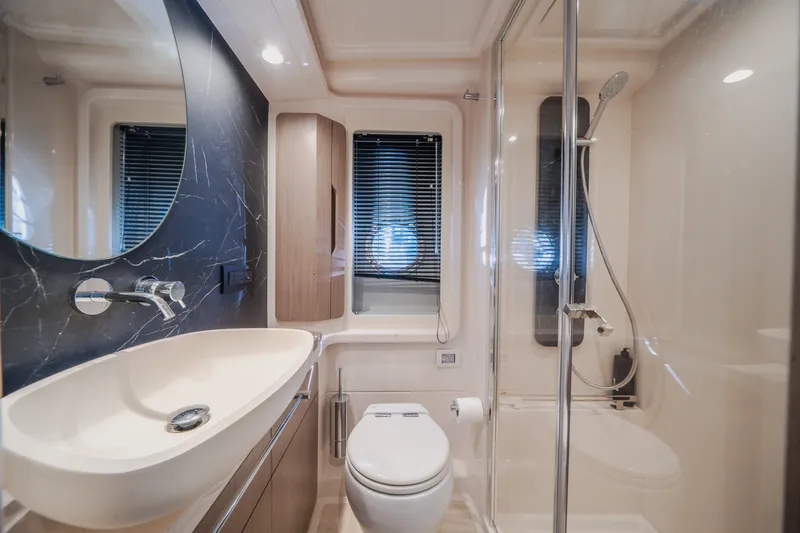 Slide: The Image of Azimut 50 FLY 2022 - 20