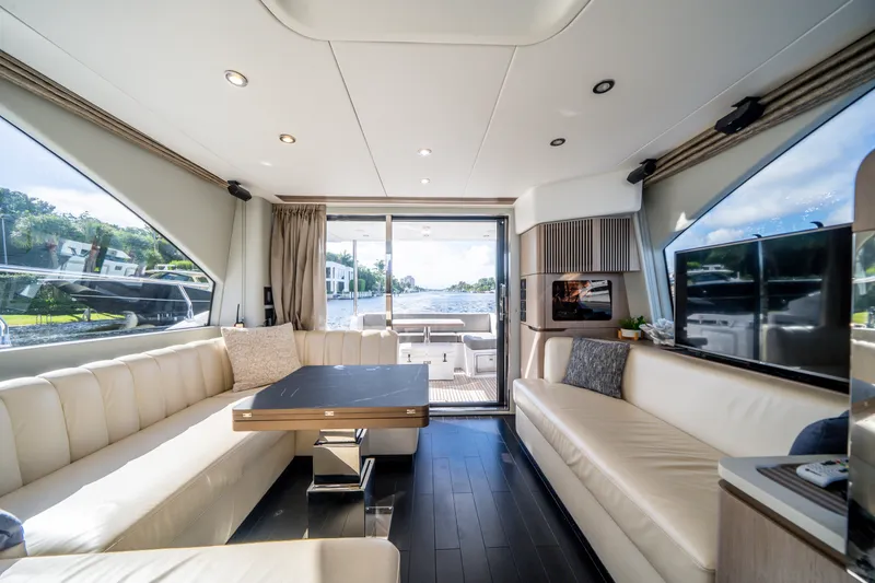 Slide: The Image of Azimut 50 FLY 2022 - 25