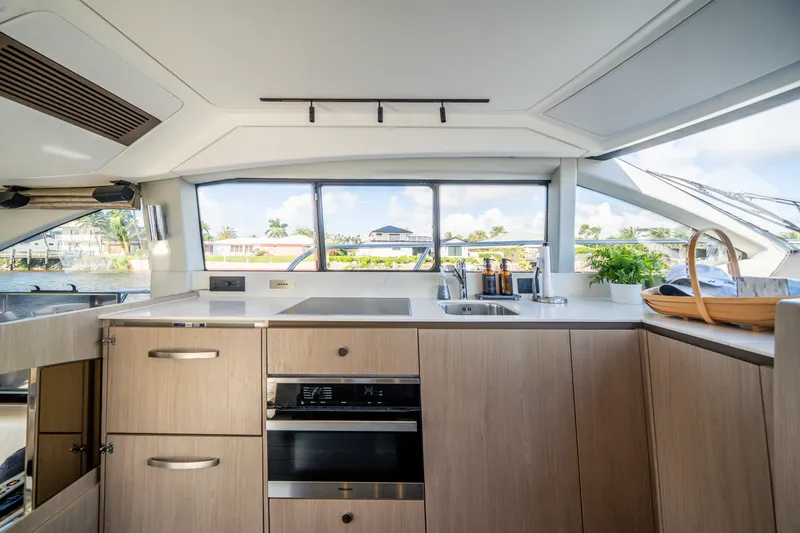 Slide: The Image of Azimut 50 FLY 2022 - 27