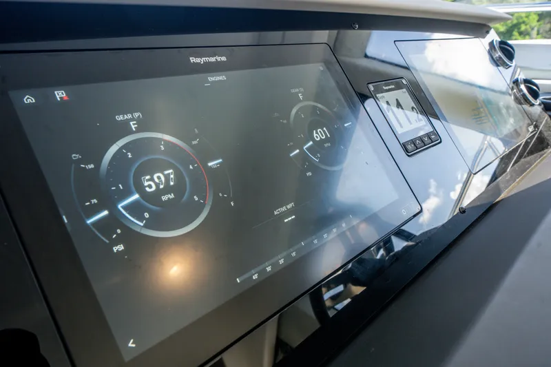 Slide: The Image of Azimut 50 FLY 2022 - 28