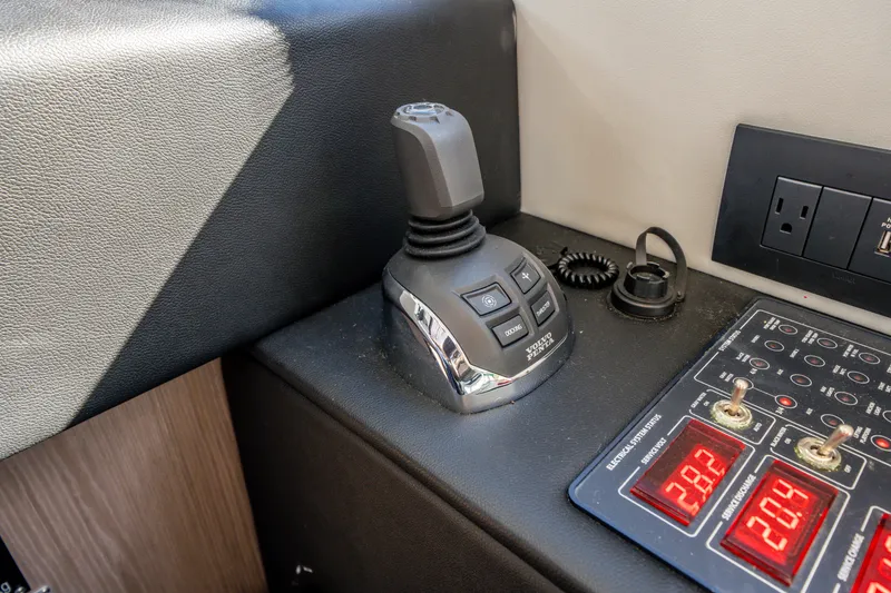 Slide: The Image of Azimut 50 FLY 2022 - 32