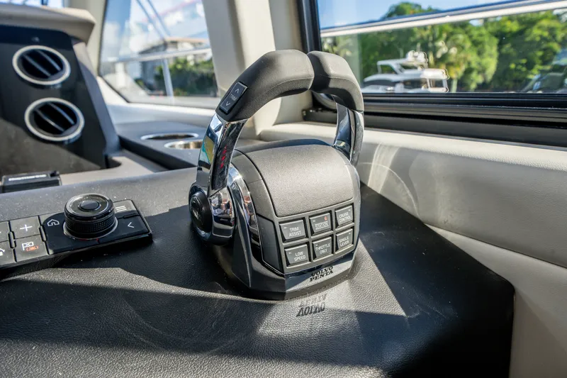 Slide: The Image of Azimut 50 FLY 2022 - 33