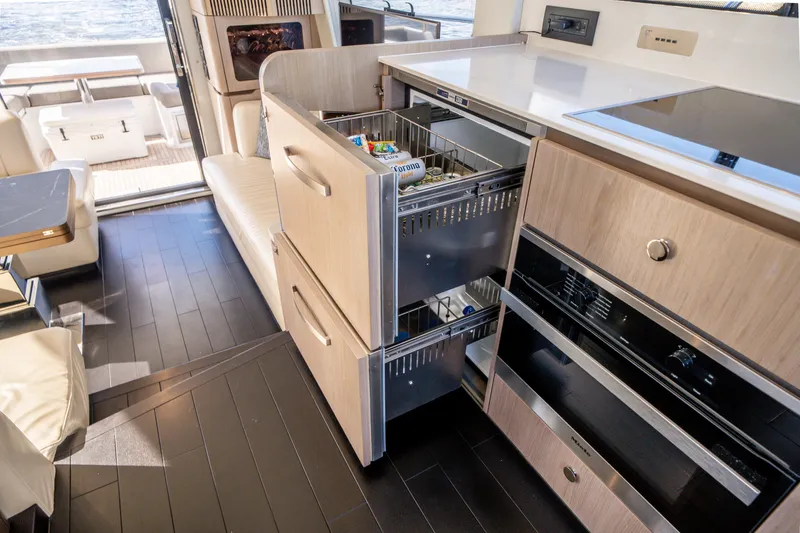 Slide: The Image of Azimut 50 FLY 2022 - 34