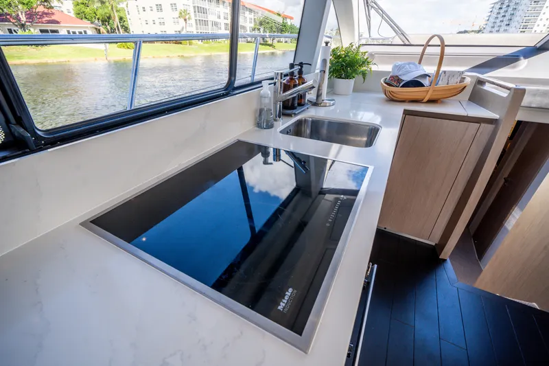 Slide: The Image of Azimut 50 FLY 2022 - 35