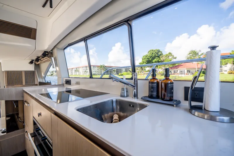 Slide: The Image of Azimut 50 FLY 2022 - 36