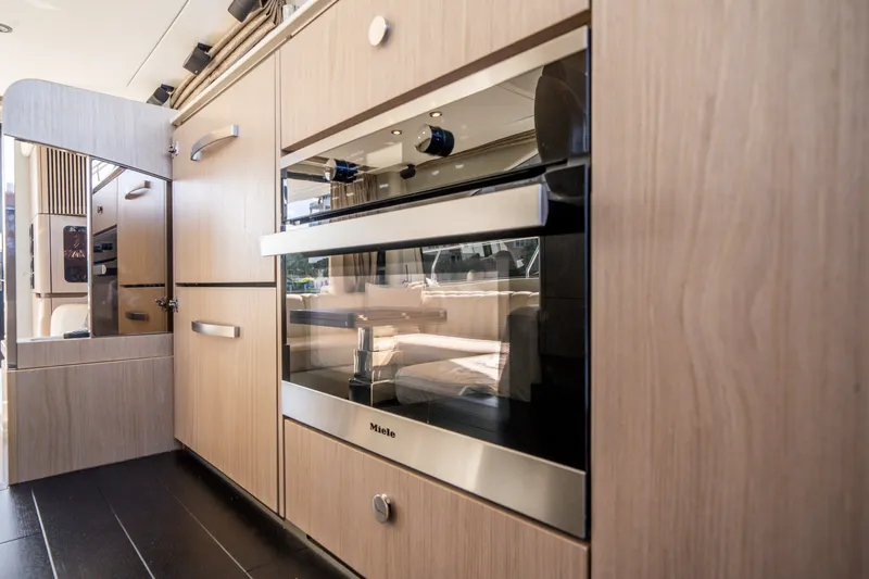 Slide: The Image of Azimut 50 FLY 2022 - 37