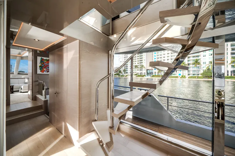 Slide: The Image of Ocean Alexander 32L 2022 - 17