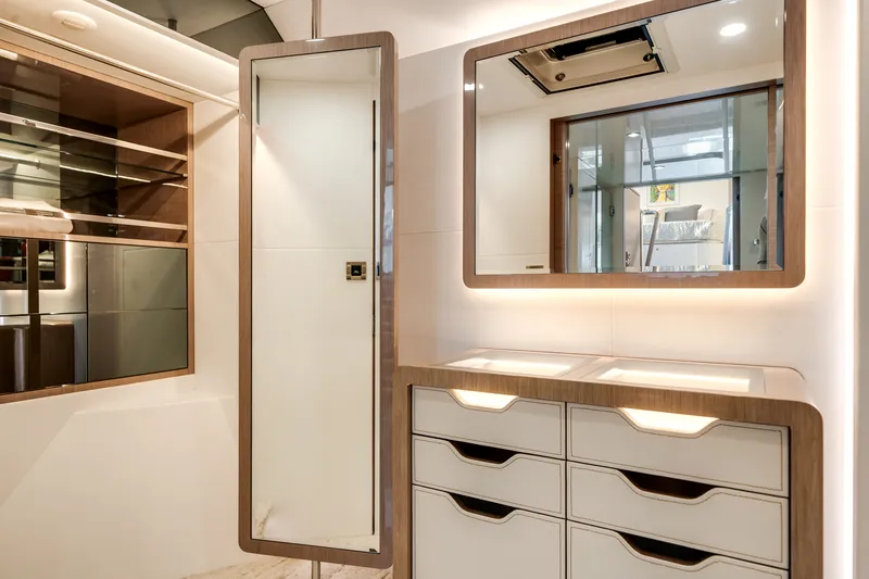 Slide: The Image of Ocean Alexander 32L 2022 - 33