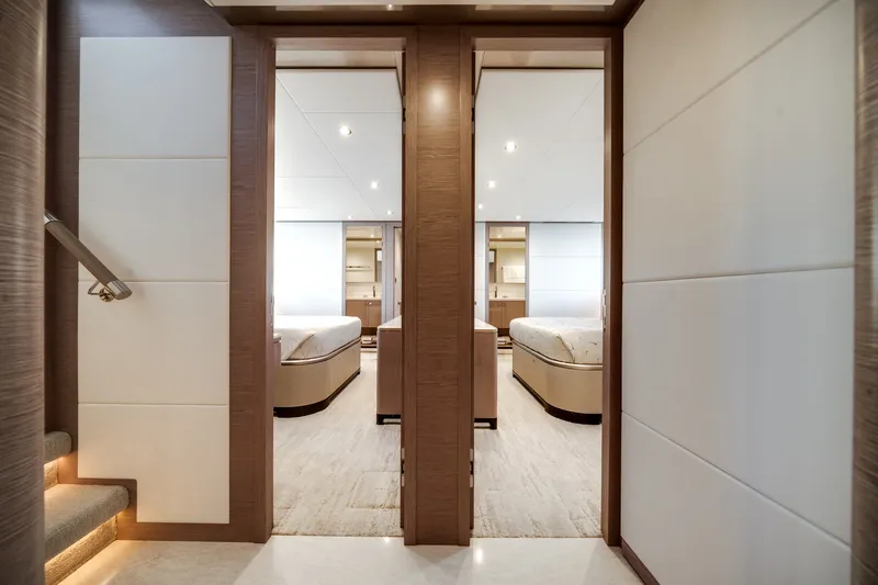 Slide: The Image of Ocean Alexander 32L 2022 - 38