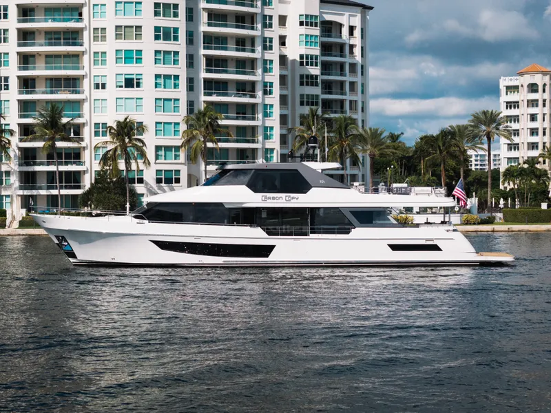 Slide: The Image of Ocean Alexander 32L 2022 - 1