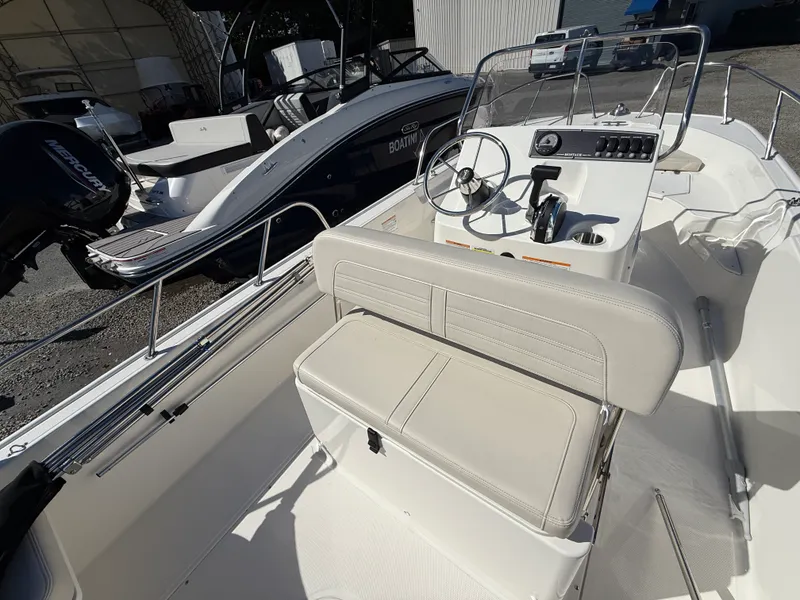Slide: The Image of Boston Whaler 170 MONTAUK 2024 - 8